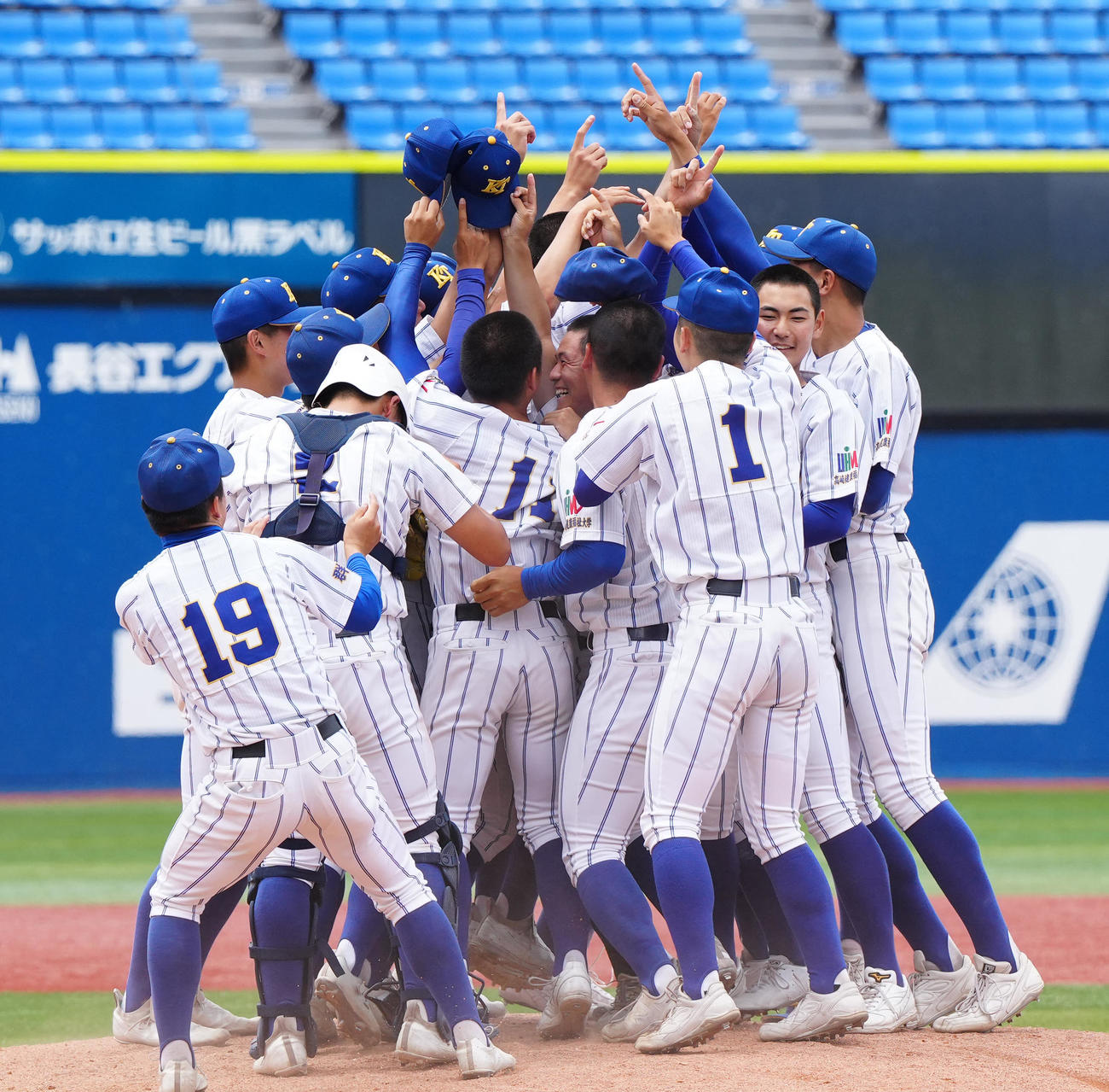 木更津総合対高崎健康福祉大高崎　優勝を決め、歓喜する高崎健康福祉大高崎の選手たち（撮影・江口和貴）