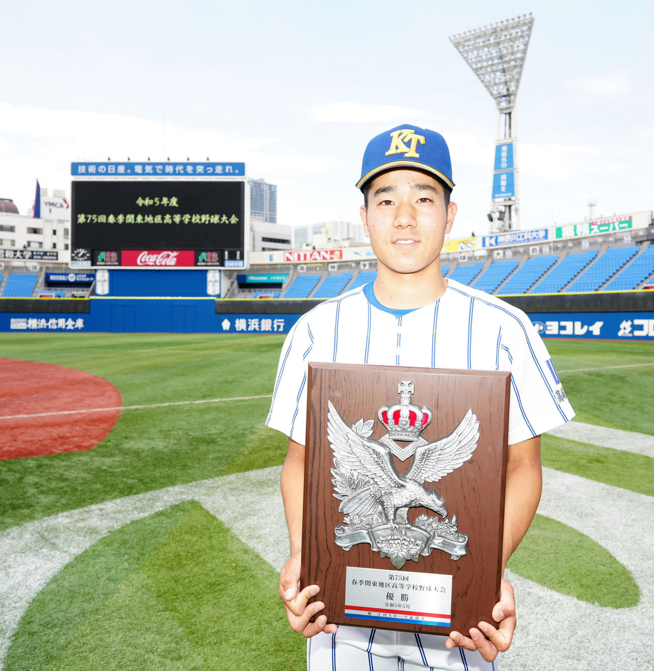 木更津総合対高崎健康福祉大高崎　優勝盾を手にする高崎健康福祉大高崎・半田（撮影・江口和貴）