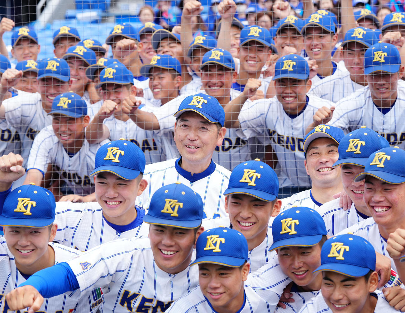 木更津総合対高崎健康福祉大高崎　優勝し、選手たちと写真に納まる高崎健康福祉大高崎・青柳監督（中央）（撮影・江口和貴）
