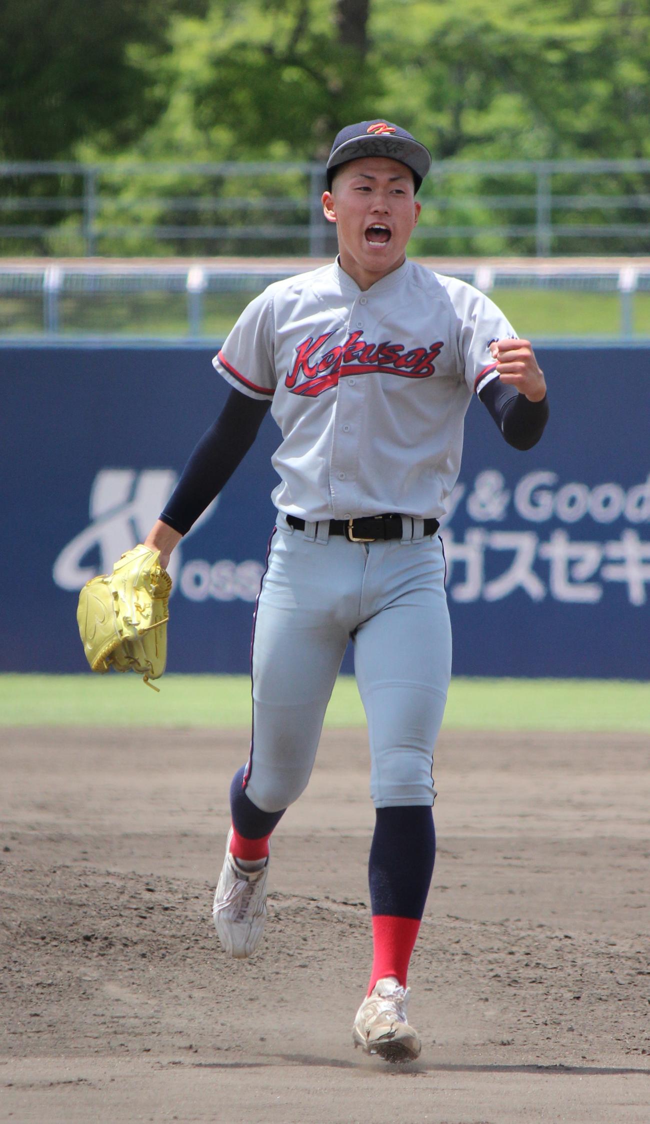 近大付対京都国際　完封勝ちで喜ぶ京都国際・杉原（撮影・柏原誠）