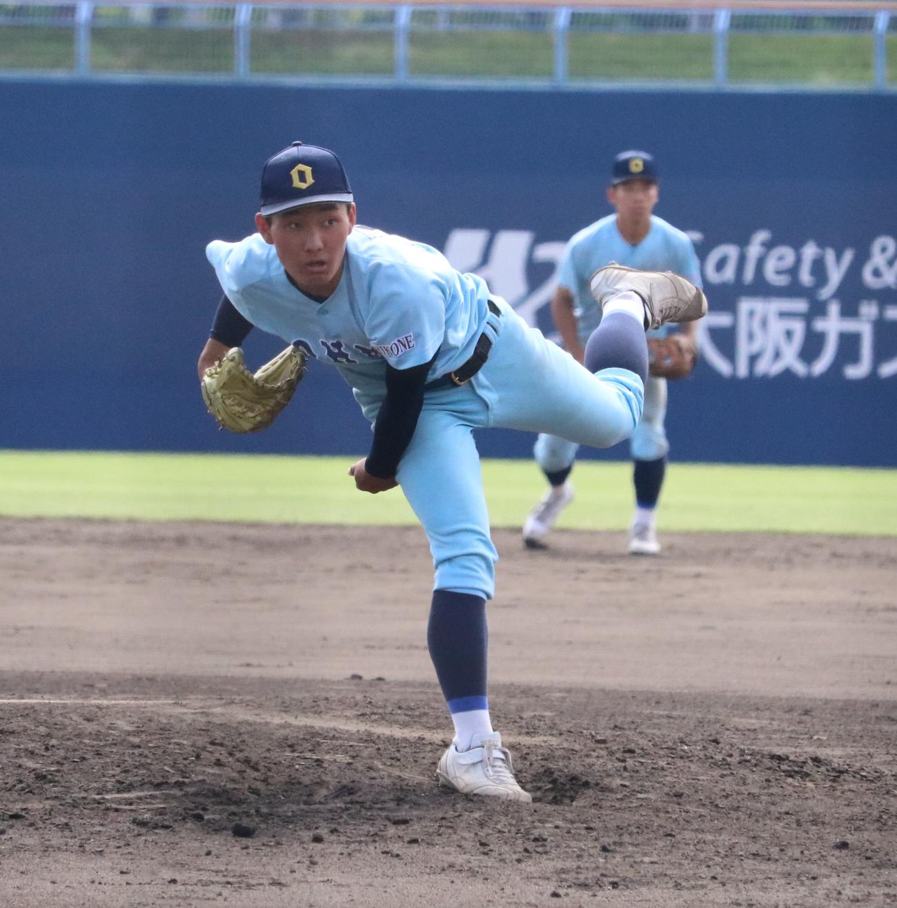 金光大阪対近江　近江の河越大輝投手（2年）が3番手でマウンドに上がり、力投する（撮影・林亮佑）＝2023年5月28日、大阪シティ信用金庫スタジアム