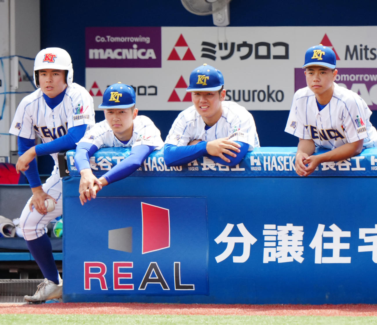 木更津総合対高崎健康福祉大高崎　1回表、ベンチから戦況を見つめる高崎健康福祉大高崎の佐藤兄弟。中央右は兄の志龍、同左は弟の龍月（撮影・江口和貴）