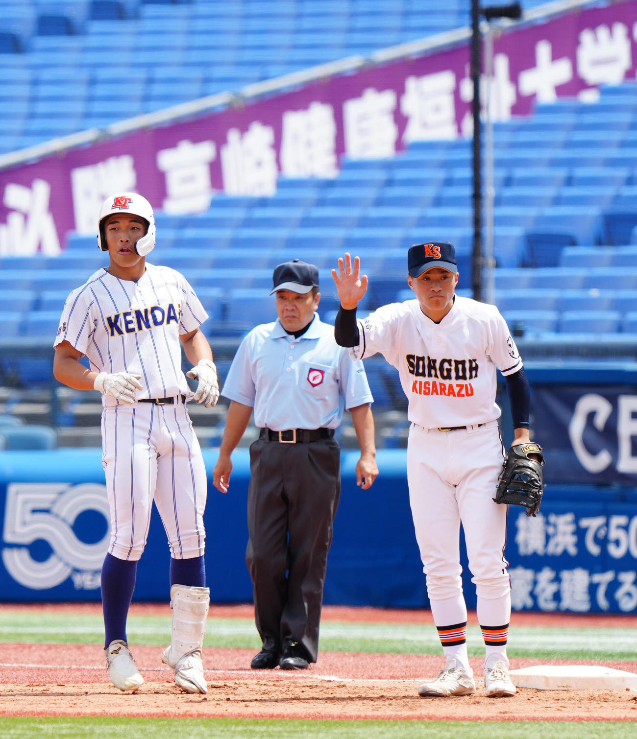 木更津総合対高崎健康福祉大高崎　1回裏高崎健康福祉大高崎1死二、三塁、先制2点適時打を放った箱山（左）（撮影・江口和貴）