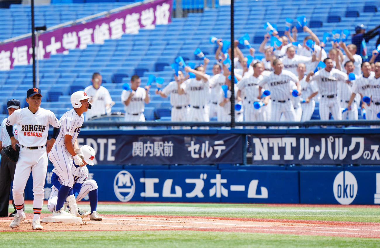 木更津総合対高崎健康福祉大高崎　1回裏高崎健康福祉大高崎1死二、三塁、先制2点適時打を放った箱山（左から3人目）（撮影・江口和貴）