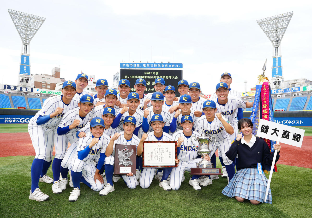木更津総合対高崎健康福祉大高崎　優勝し写真に納まる高崎健康福祉大高崎の選手たち（撮影・江口和貴）