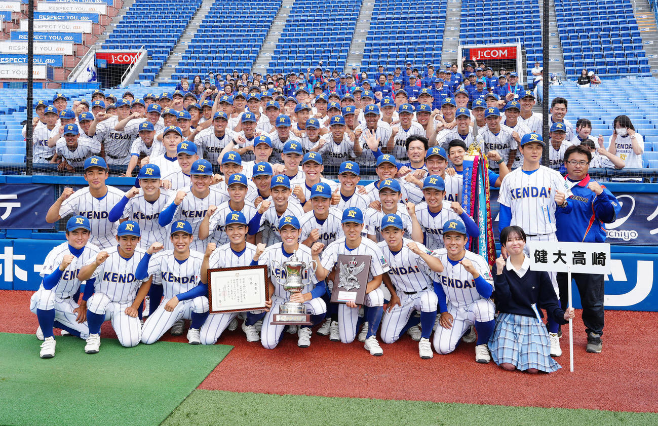 木更津総合対高崎健康福祉大高崎　優勝し写真に納まる高崎健康福祉大高崎の選手たち（撮影・江口和貴）