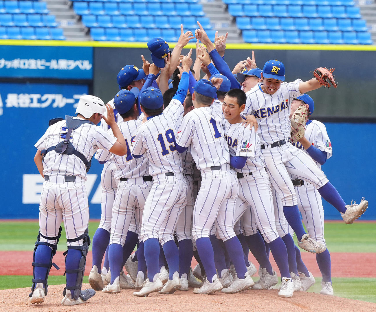 木更津総合対高崎健康福祉大高崎　優勝を決め、歓喜する高崎健康福祉大高崎の選手たち（撮影・江口和貴）