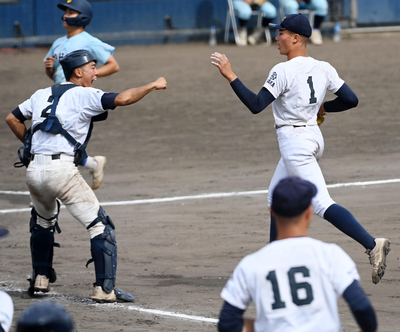 近江戦で完投勝利を挙げた金光大阪・キャリー（右）は越智と喜び合う（撮影・前岡正明）