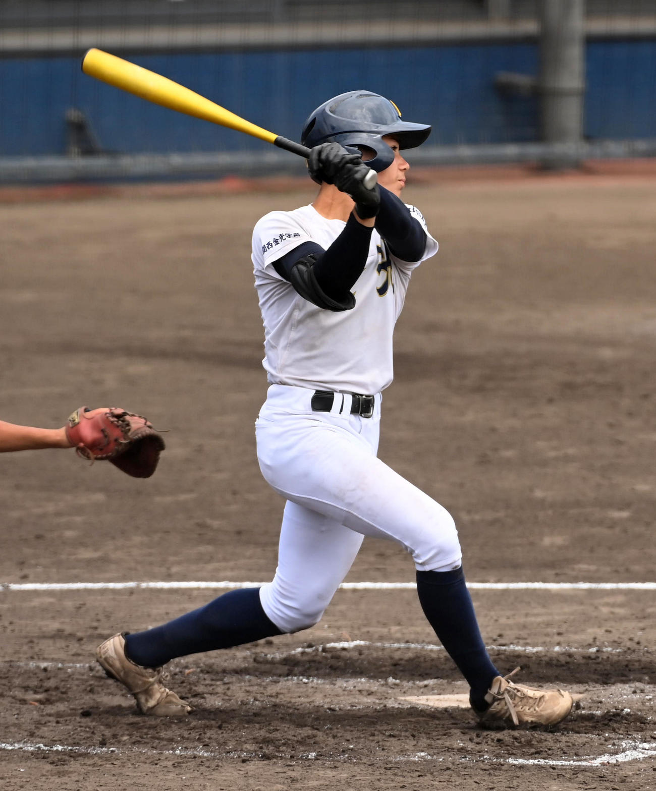 近江対金光大阪　3回裏金光大阪1死一、二塁、キャリーは左翼へ同点適時二塁打を放つ（撮影・前岡正明）