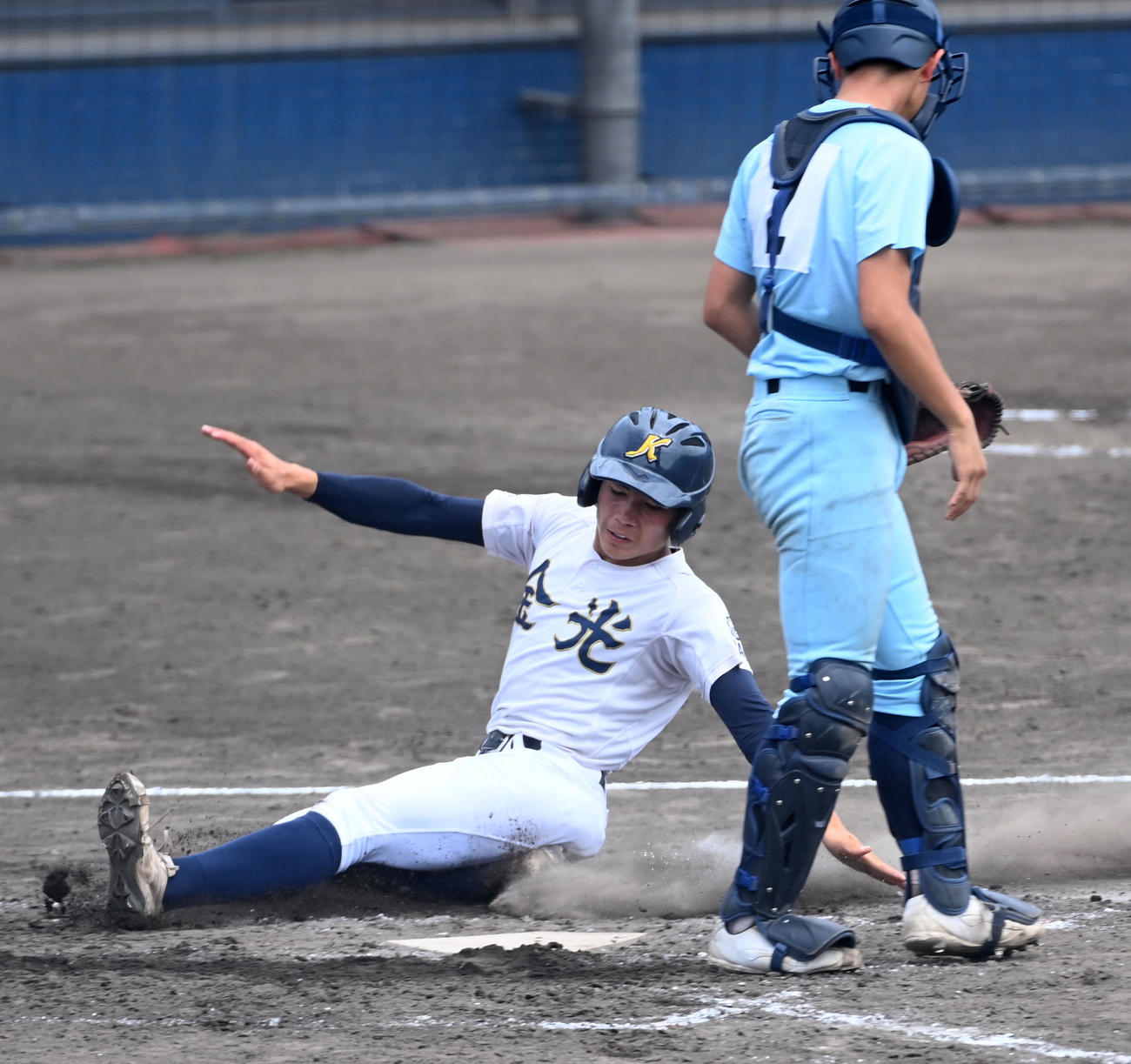 近大近江対金光大阪　3回裏金光大阪1死一、三塁、今北の右犠飛で生還するキャリー（撮影・前岡正明）