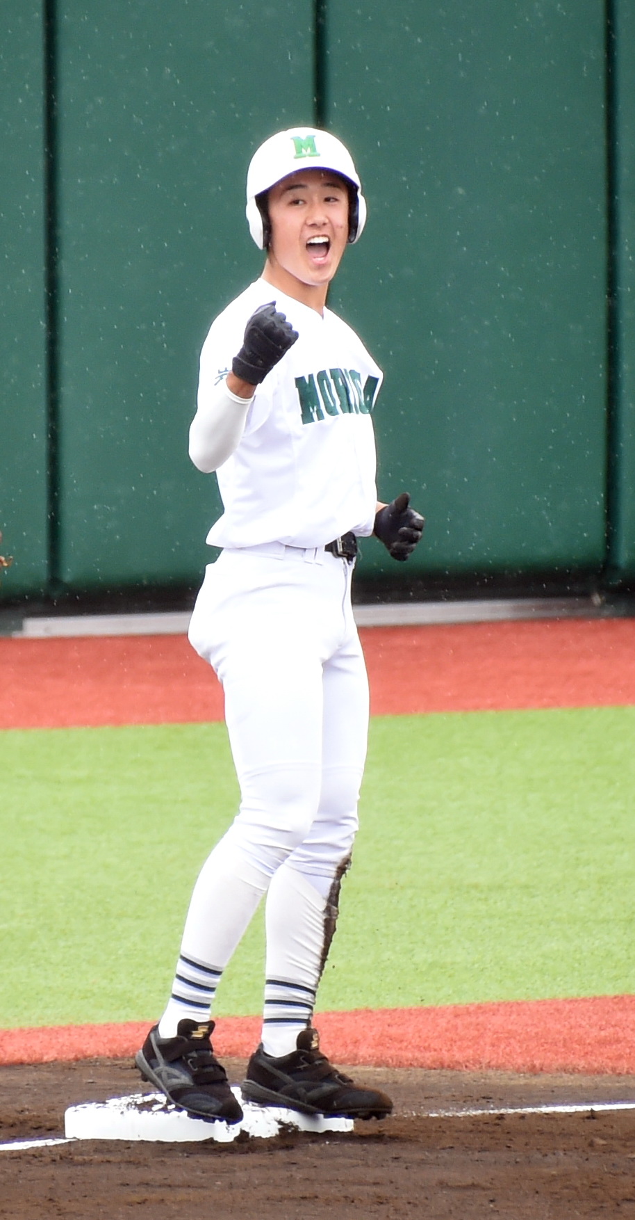 2回、先制適時三塁打を放ちガッツポーズする盛岡三・玉川