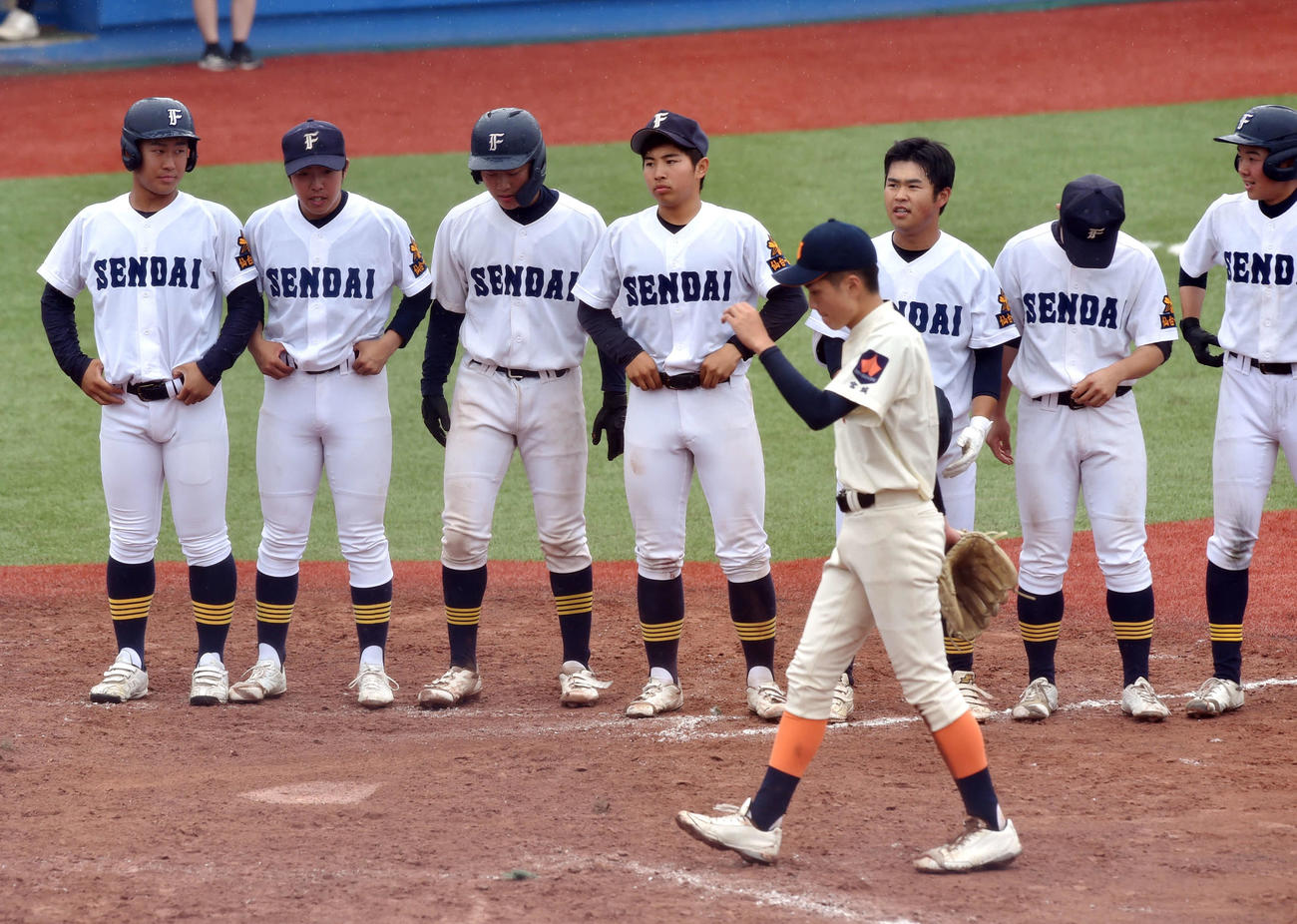 東陵対仙台一　サヨナラ勝ちで東北大会出場を決め、整列する仙台一ナインと東陵・前田（撮影・相沢孔志）