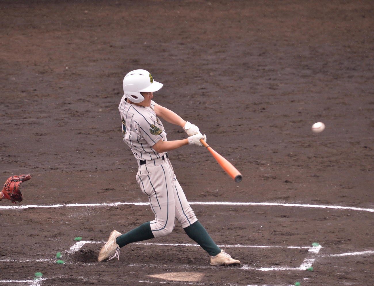 2回、中越えに先制適時二塁打を放つ鶴岡東・森神