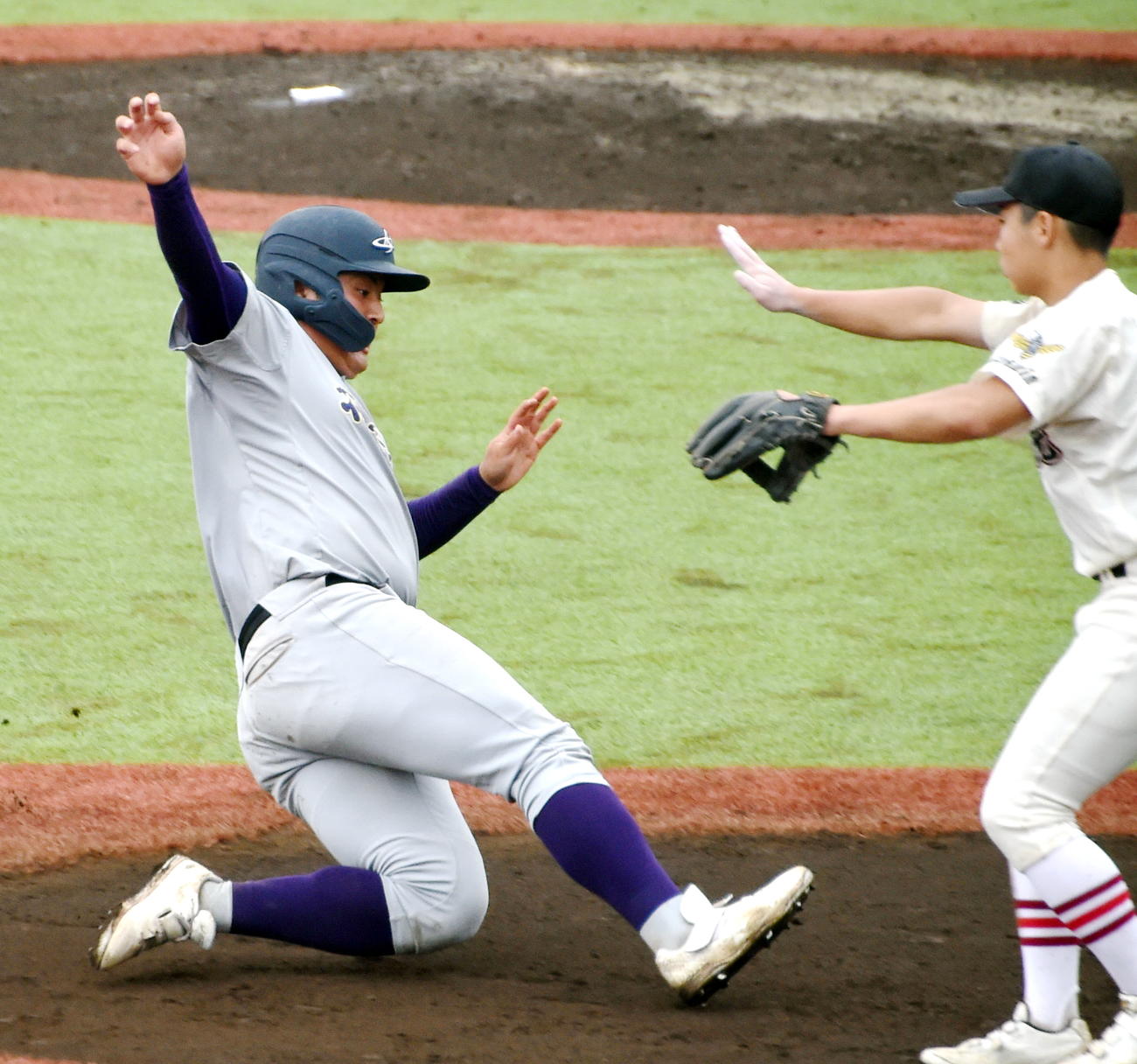 一関学院対花巻東　6回裏花巻東無死一、二塁、中飛で三塁にタッチアップする佐々木麟（左）（撮影・山田愛斗）