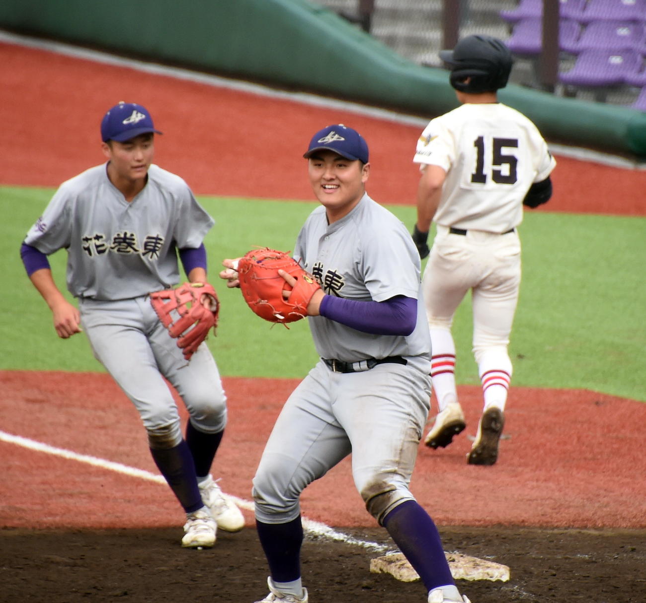 一関学院対花巻東　9回表一関学院2死二塁、内野安打にされ悔しげな表情の佐々木麟（撮影・山田愛斗）