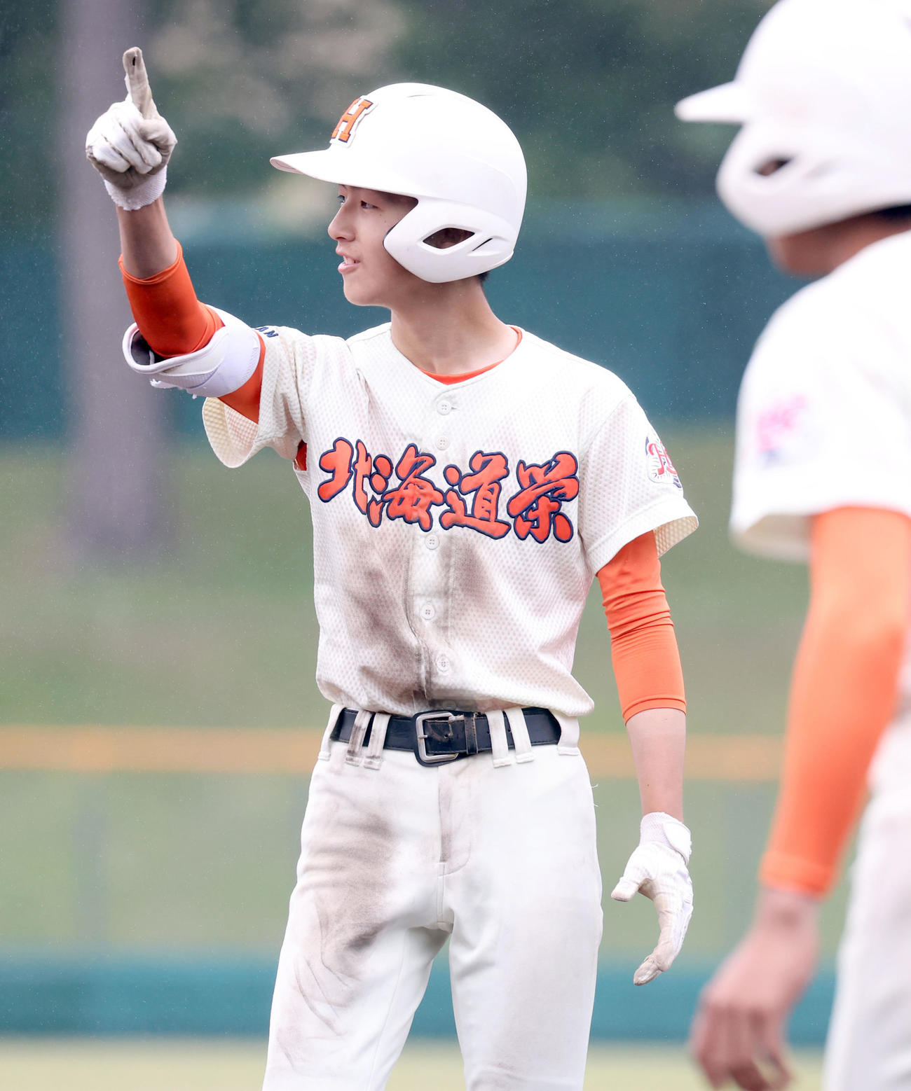 北海道栄対立命館慶祥　10回表北海道栄2死二、三塁、岡本は勝ち越しとなる右前適時打を放ちポーズをとる（撮影・佐藤翔太）