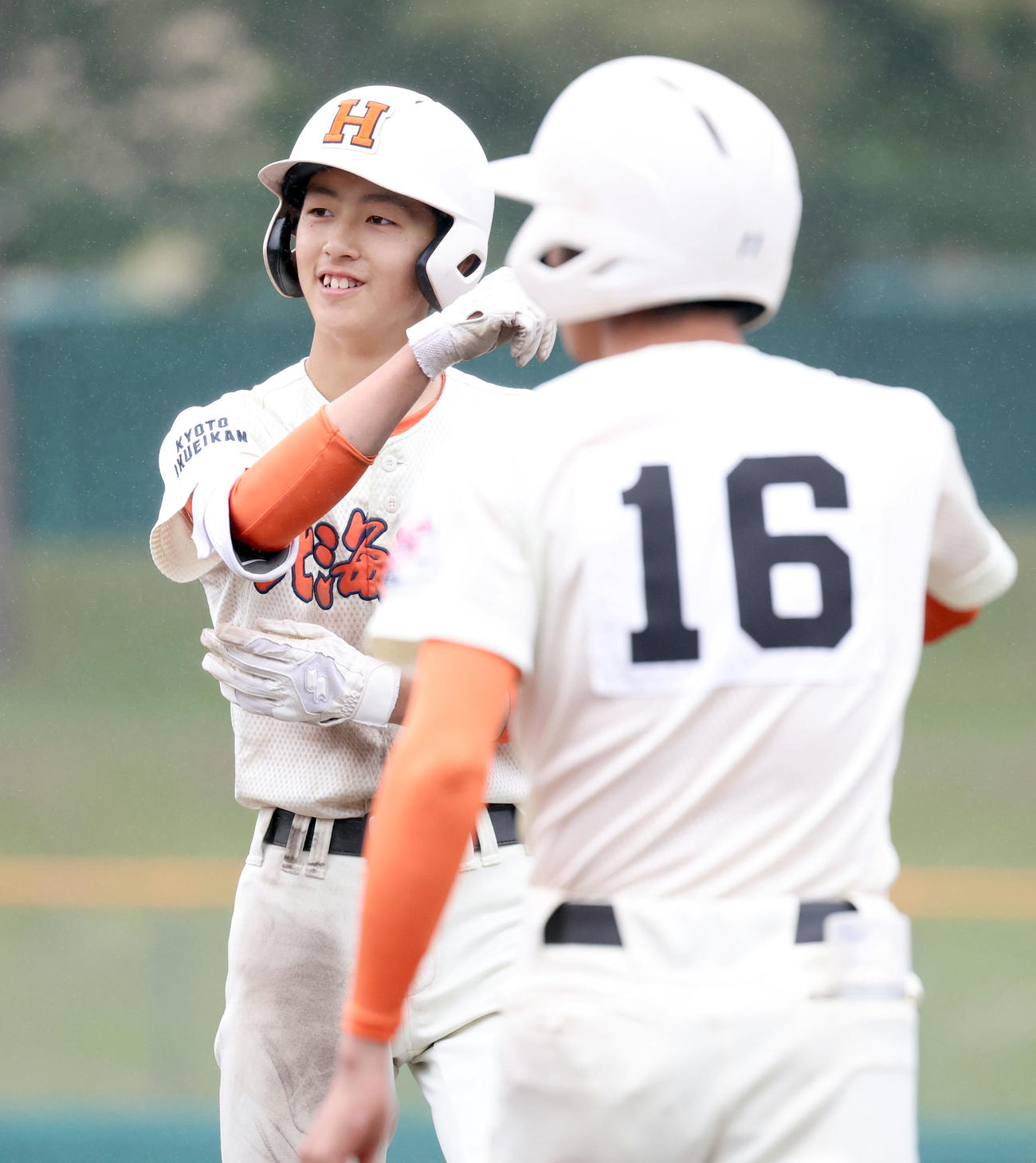 北海道栄対立命館慶祥　10回表北海道栄2死二、三塁、岡本は勝ち越しとなる右前適時打を放ち笑顔を見せる（撮影・佐藤翔太）