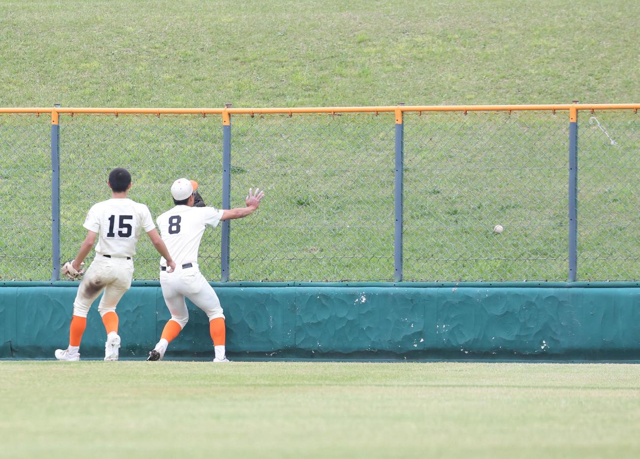 北海道栄対立命館慶祥　7回裏立命館慶祥1死一塁、勝見の打球を中堅手神野（左から2人目）が捕球できずグラブで弾いてしまい、そのままスタンドに入ってしまう（撮影・佐藤翔太）