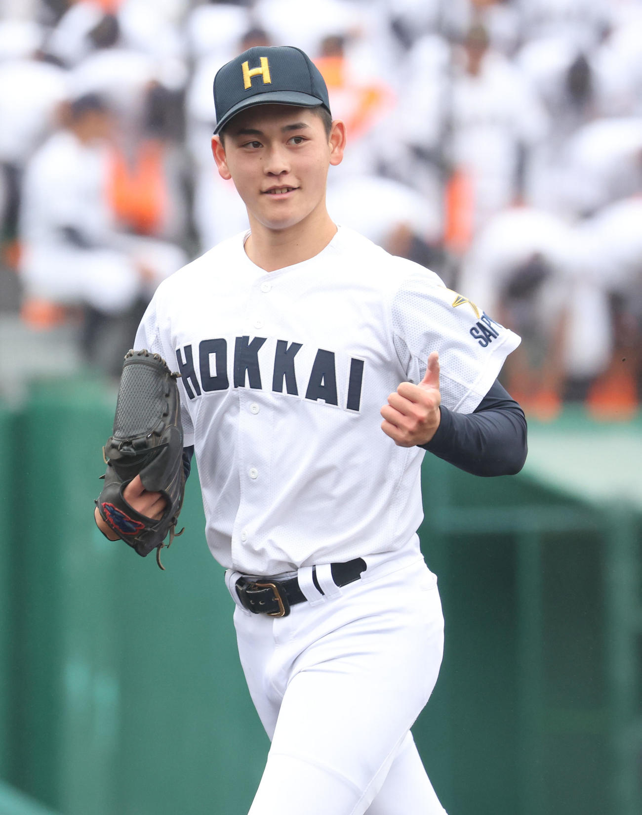 北海対札幌大谷　3回表を無失点に抑えサムズアップをしながらベンチに戻る北海の長内（撮影・佐藤翔太）
