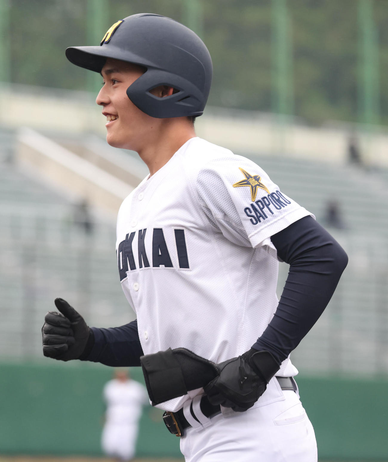 北海対札幌大谷　2回表北海1死三塁、長内は先制となる右犠飛を放ち笑顔を見せる（撮影・佐藤翔太）
