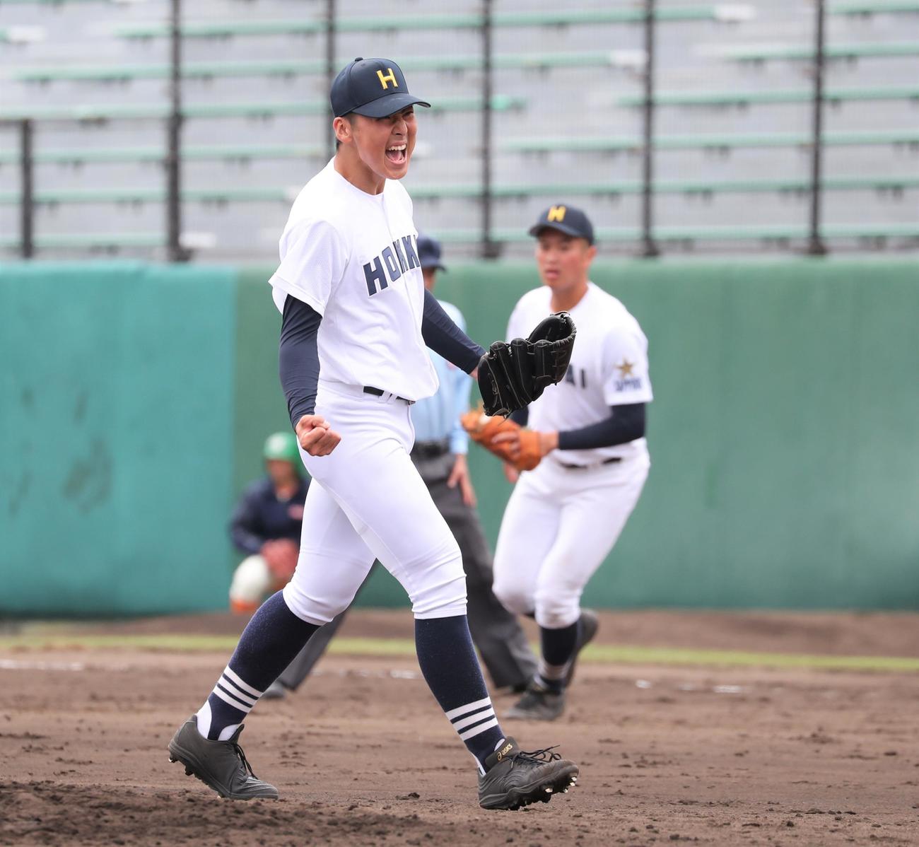 北海道栄対北海　9回表、優勝を決め叫ぶ北海・岡田（撮影・黒川智章）