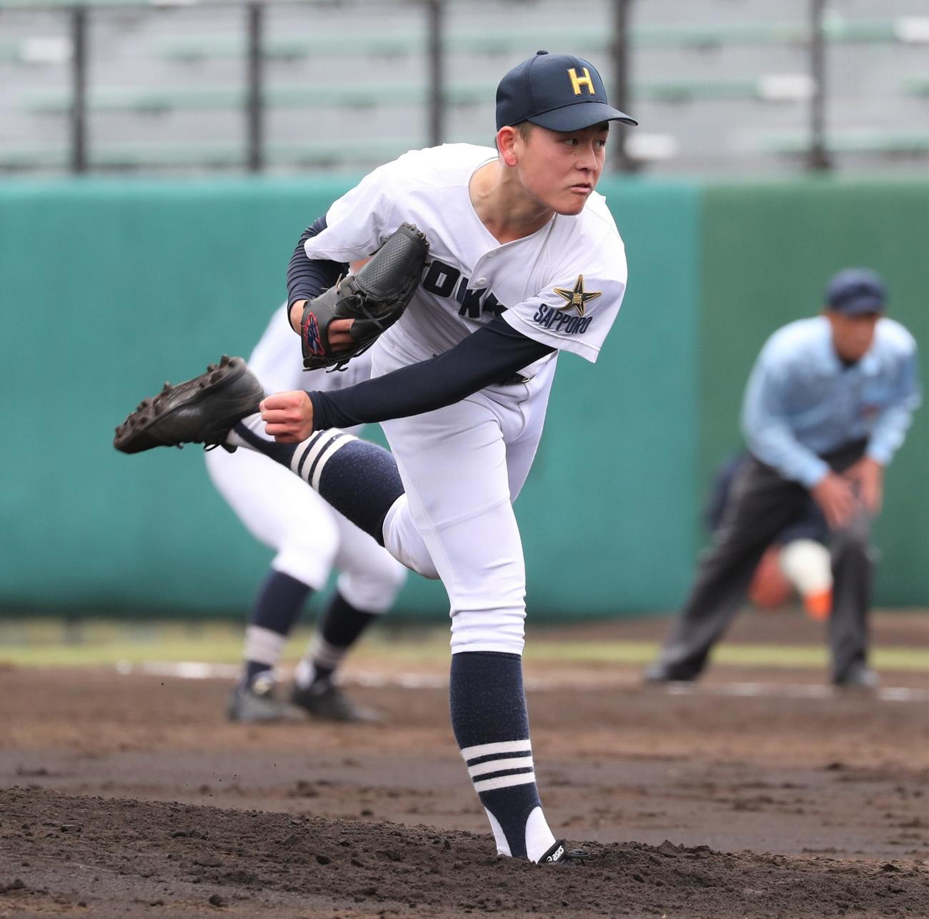 北海道栄対北海　5回から登板する北海の長内（撮影・黒川智章）