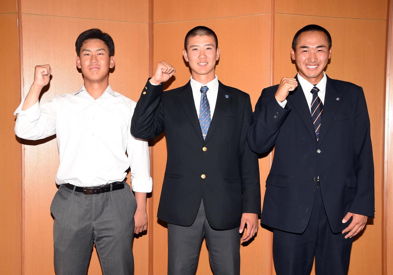 東北大会に臨む宮城代表。左から仙台一・広瀬主将、仙台育英・山田主将、仙台商・菅野主将