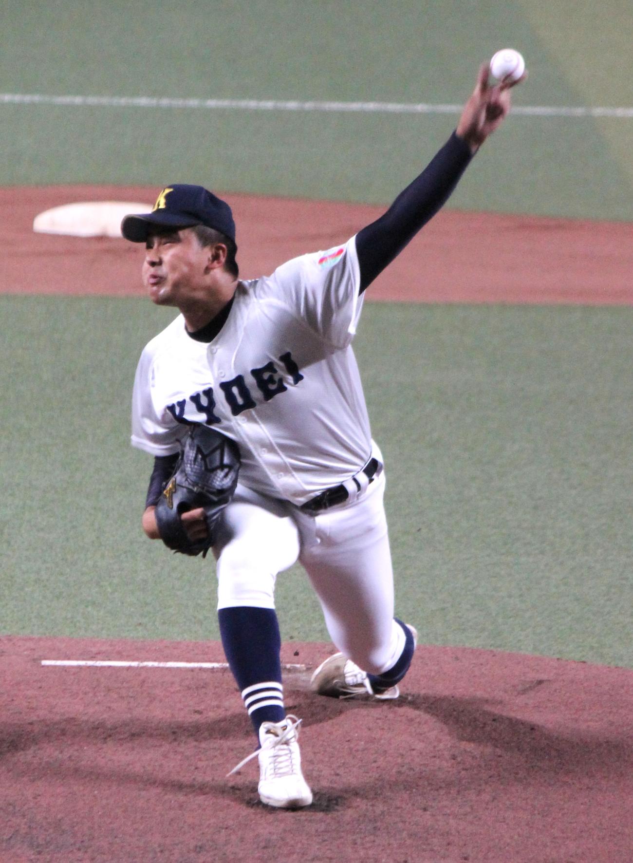 享栄対大阪桐蔭　力投する享栄・東松（撮影・柏原誠）