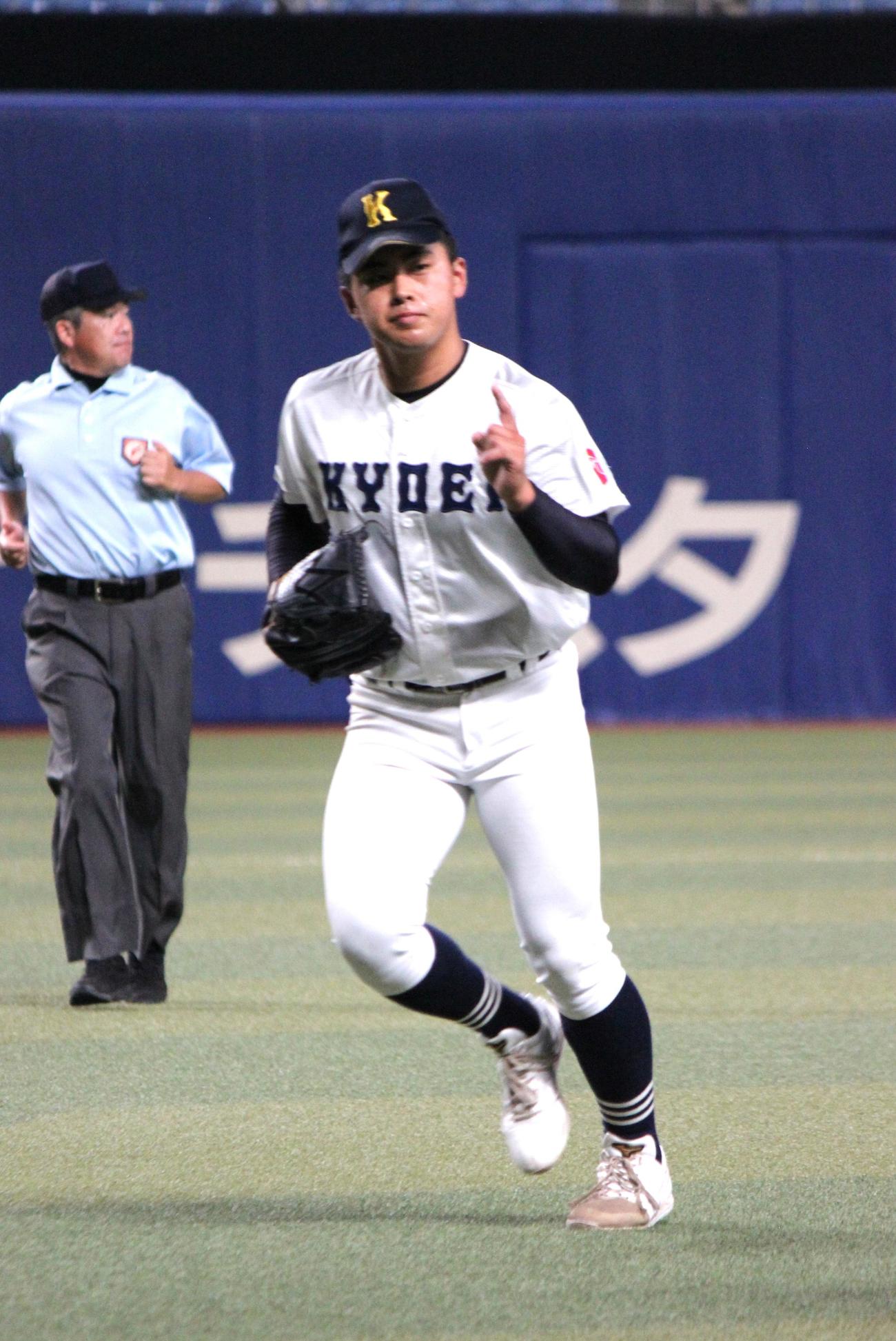 享栄対大阪桐蔭　仲間にナイスプレーのサインを送る享栄・東松（撮影・柏原誠）