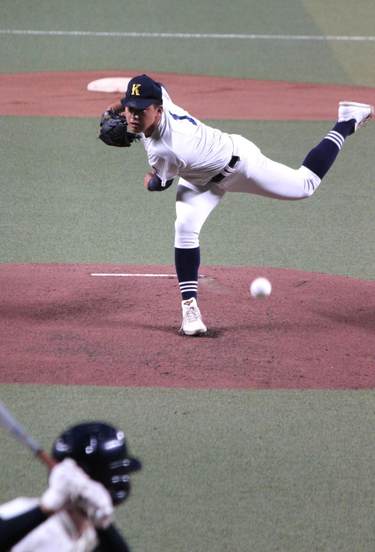 享栄対大阪桐蔭　力投する享栄・東松（撮影・柏原誠）