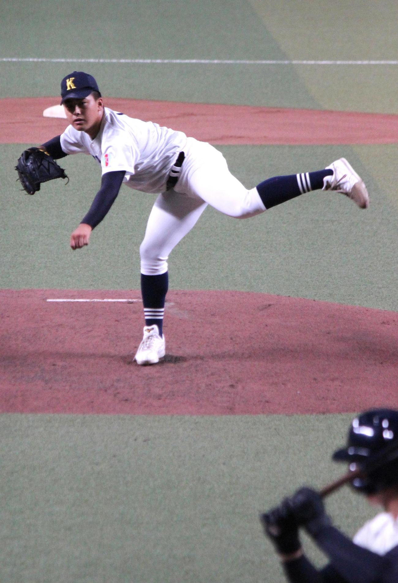 享栄対大阪桐蔭　力投する享栄・東松（撮影・柏原誠）