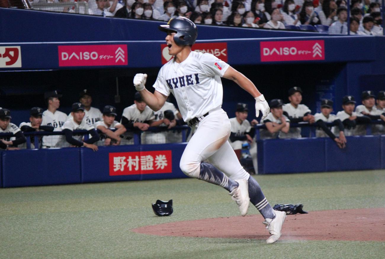 享栄対大阪桐蔭　初回、暴投で先制のホームを踏む享栄・真野（撮影・柏原誠）
