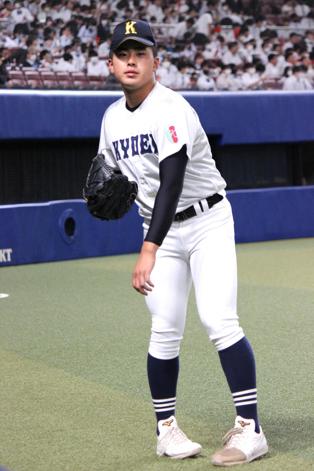 享栄対大阪桐蔭　ベンチ前でキャッチボールをする享栄・東松（撮影・柏原誠）