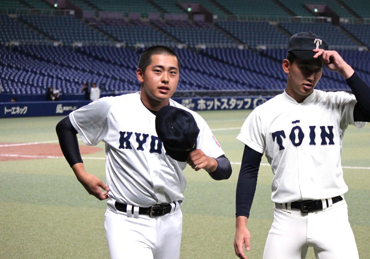 練習試合の前に会話をする享栄・東松（右）と大阪桐蔭・前田（撮影・柏原誠）