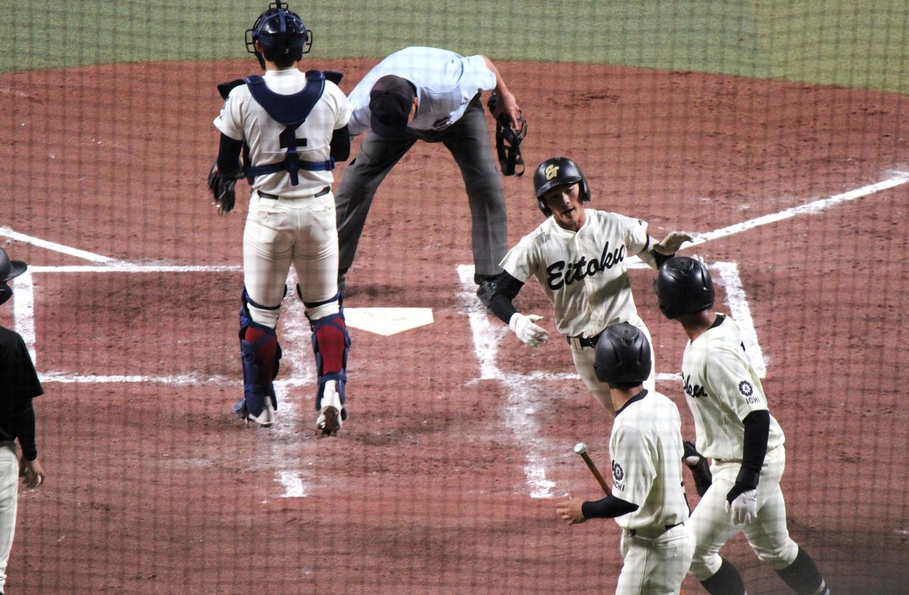 栄徳対大阪桐蔭　本塁打を放ち生還する栄徳・村松（撮影・柏原誠）