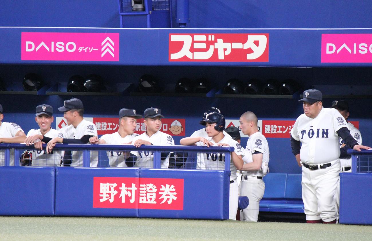 栄徳対大阪桐蔭　西谷監督（右）率いる大阪桐蔭ベンチ（撮影・柏原誠）