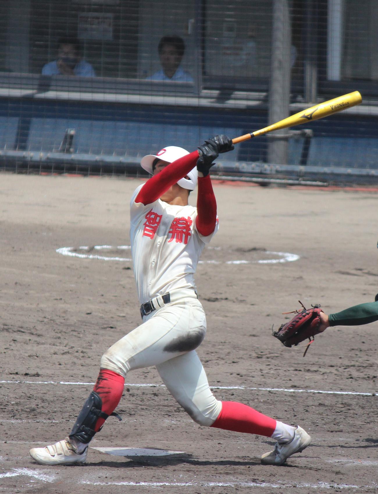 市和歌山対智弁学園　5回、右前に適時打を放つ智弁学園・高良（撮影・柏原誠）