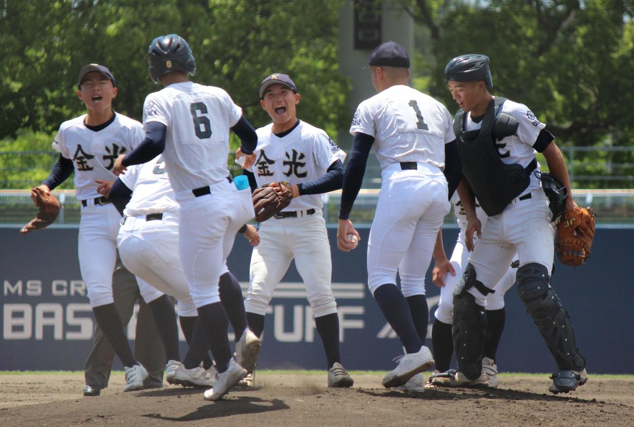 京都国際対金光大阪　初回のピンチでマウンドに集まる金光大阪（撮影・柏原誠）