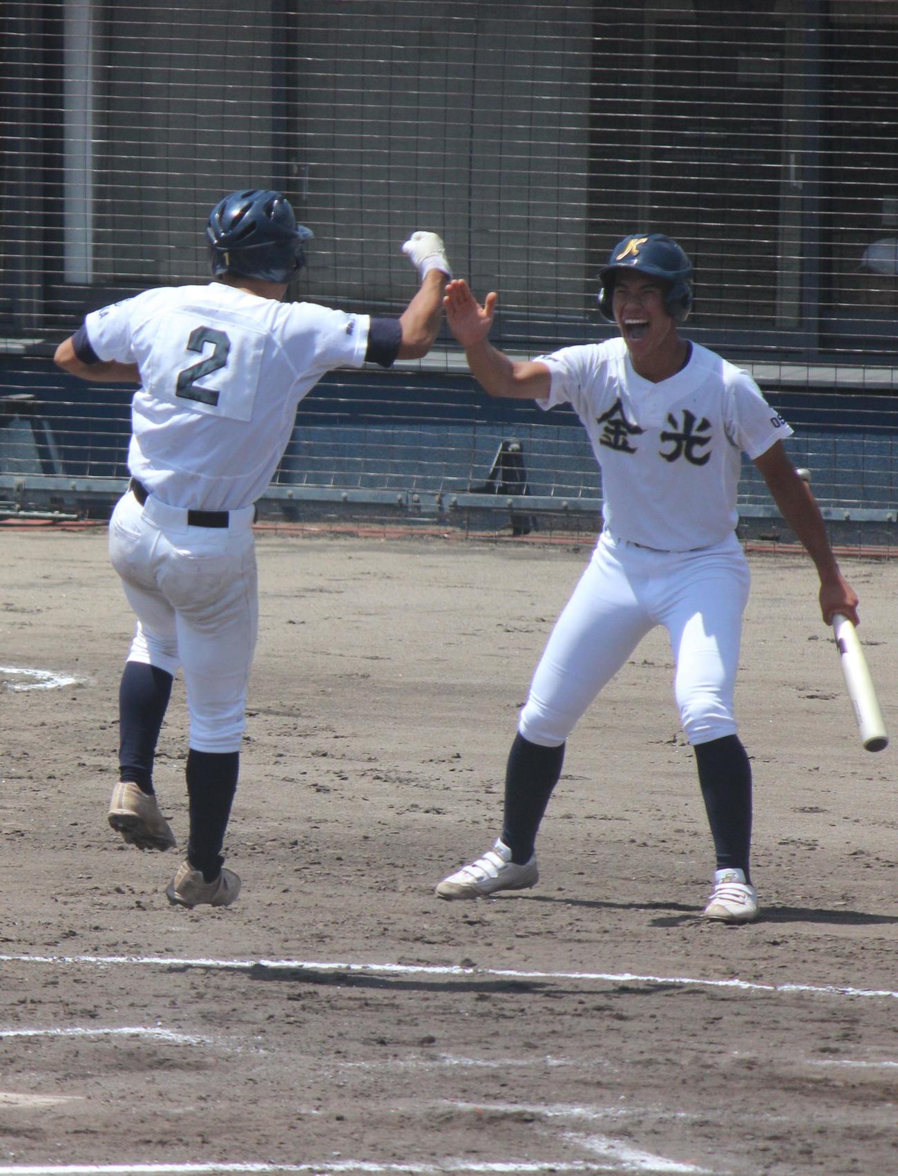 京都国際対金光大阪　2回、中村の適時打で生還する金光大阪・越智（背番号2）（撮影・柏原誠）