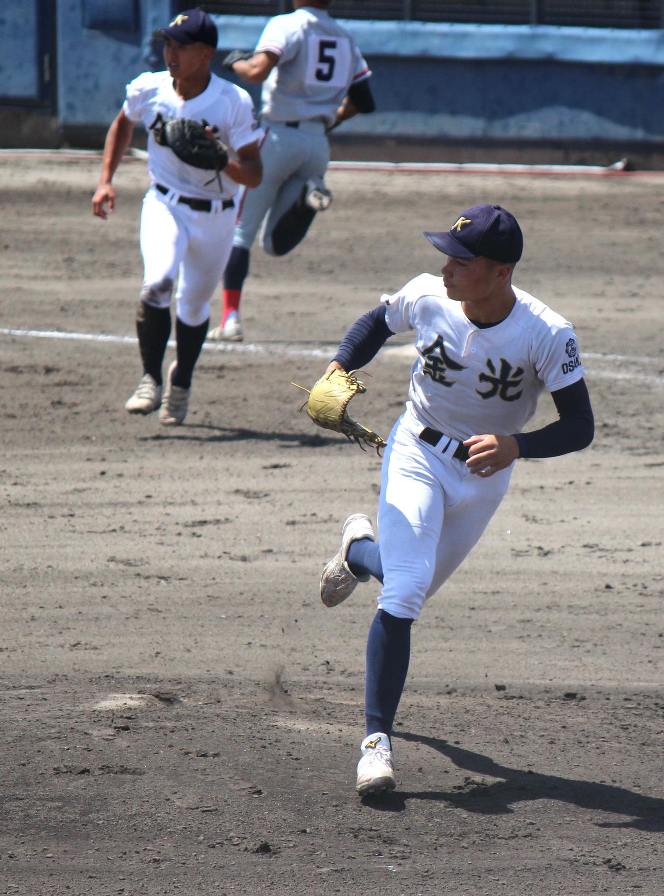 京都国際対金光大阪　3回を無失点で切り抜けベンチに帰る金光大阪・キャリー（撮影・柏原誠）