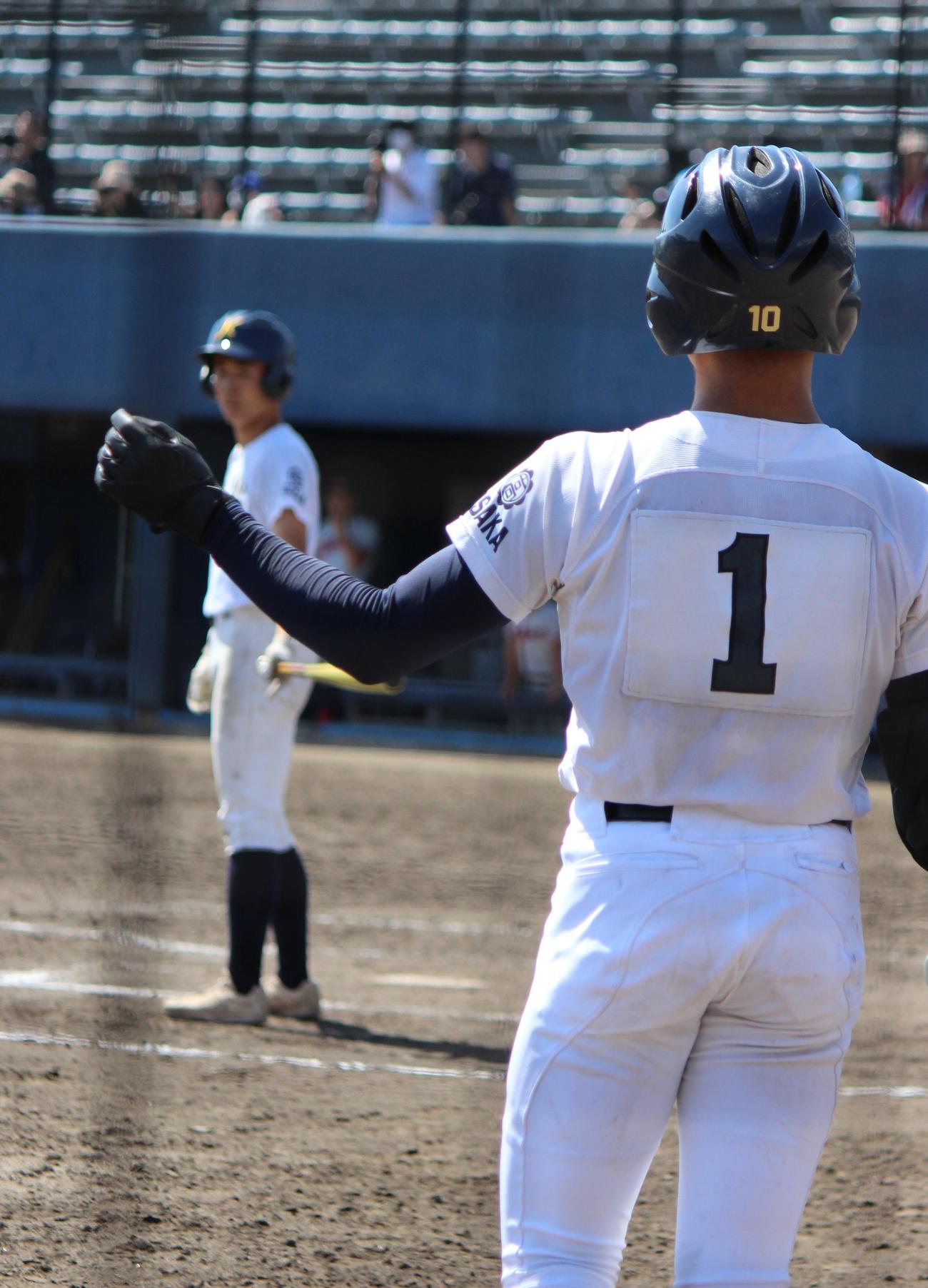 京都国際対金光大阪　9回裏1死二、三塁で代打松木に声をかける金光大阪キャリー（手前）（撮影・柏原誠）