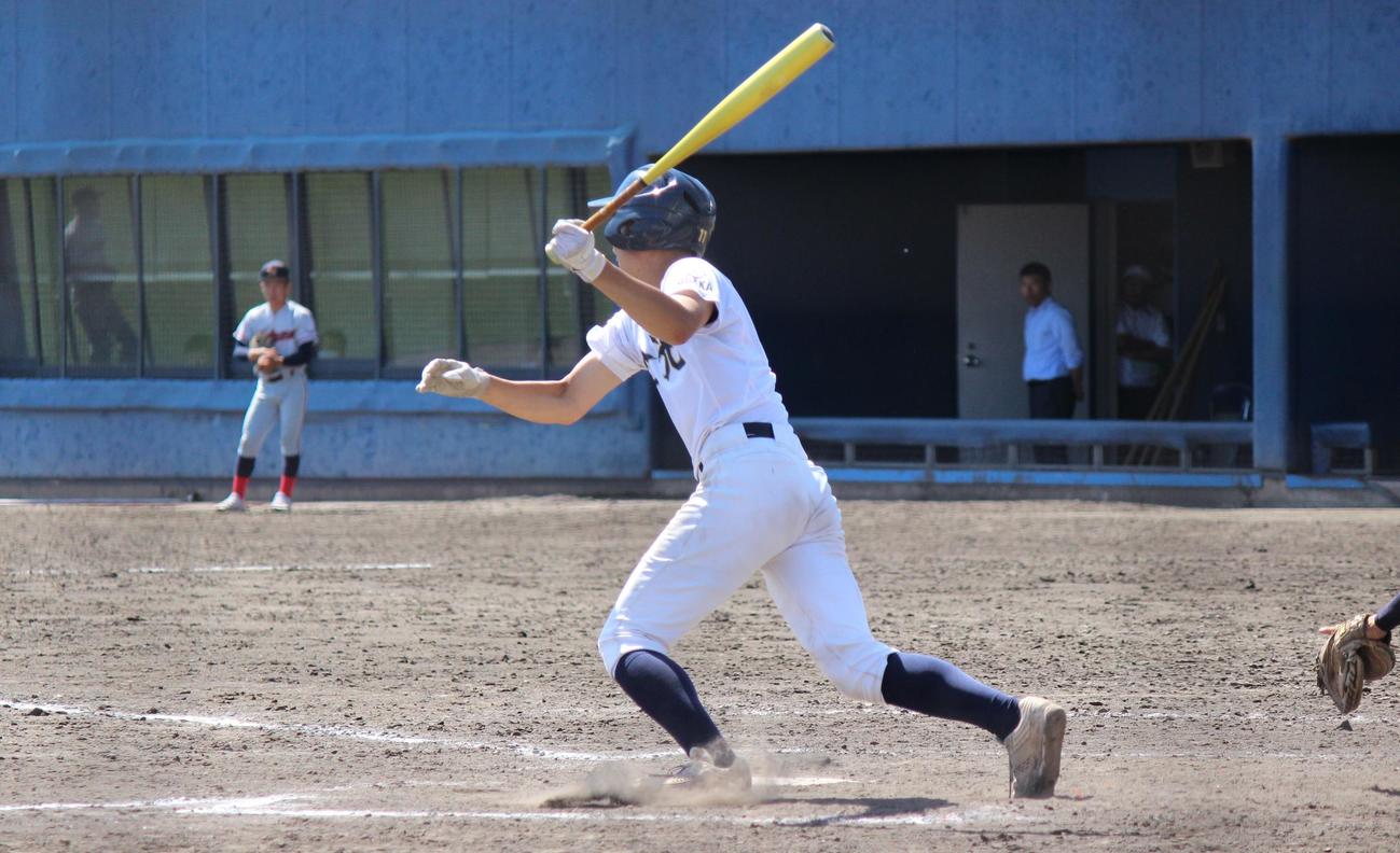 京都国際対金光大阪　9回裏1死二、三塁で代打逆転サヨナラ打を放つ金光大阪・松木（撮影・柏原誠）