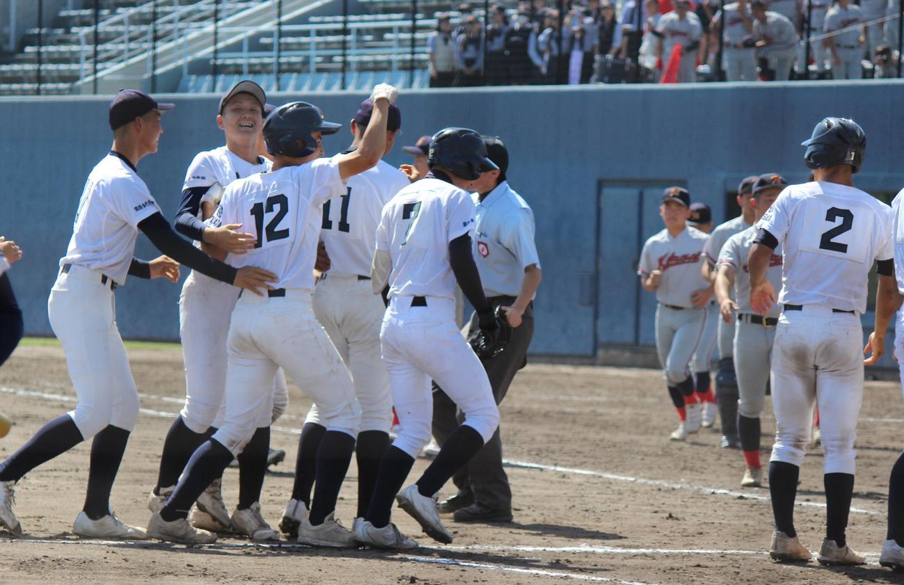 京都国際対金光大阪　代打逆転サヨナラ打の松木（背番号12）を祝福する金光大阪（撮影・柏原誠）