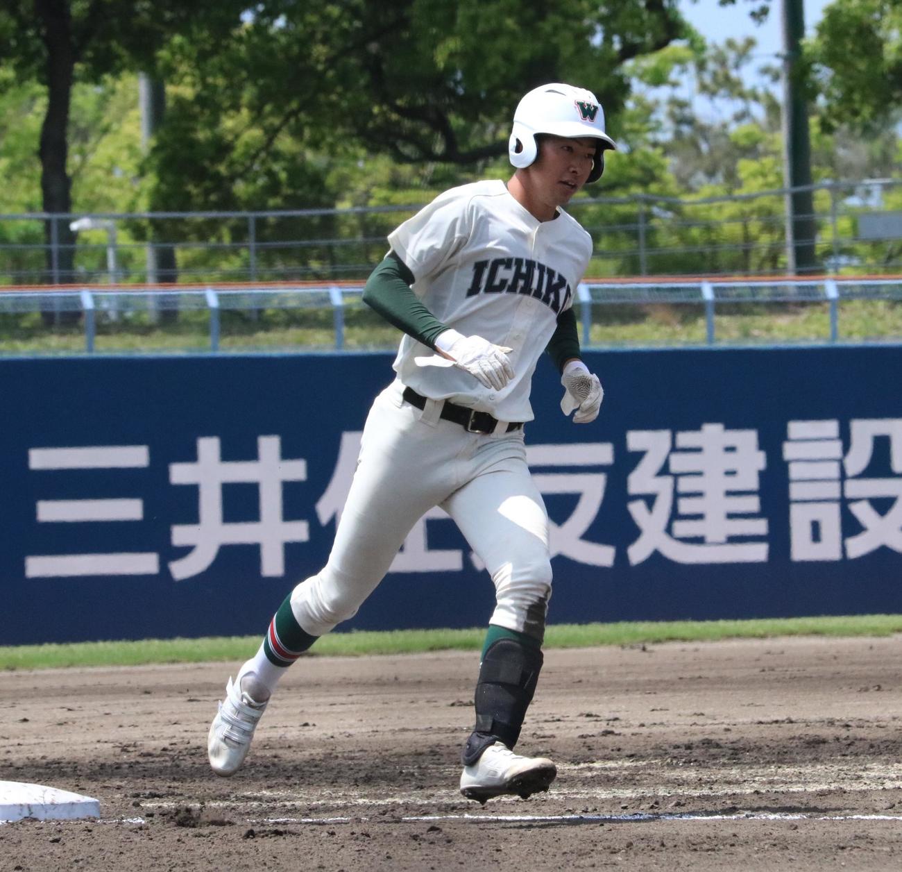 市和歌山対智弁学園　5回表無死、市和歌山の大江陸斗内野手（3年）が左翼越え本塁打を放ち三塁を回る（撮影・林亮佑）＝2023年6月3日、大阪シティ信用金庫スタジアム