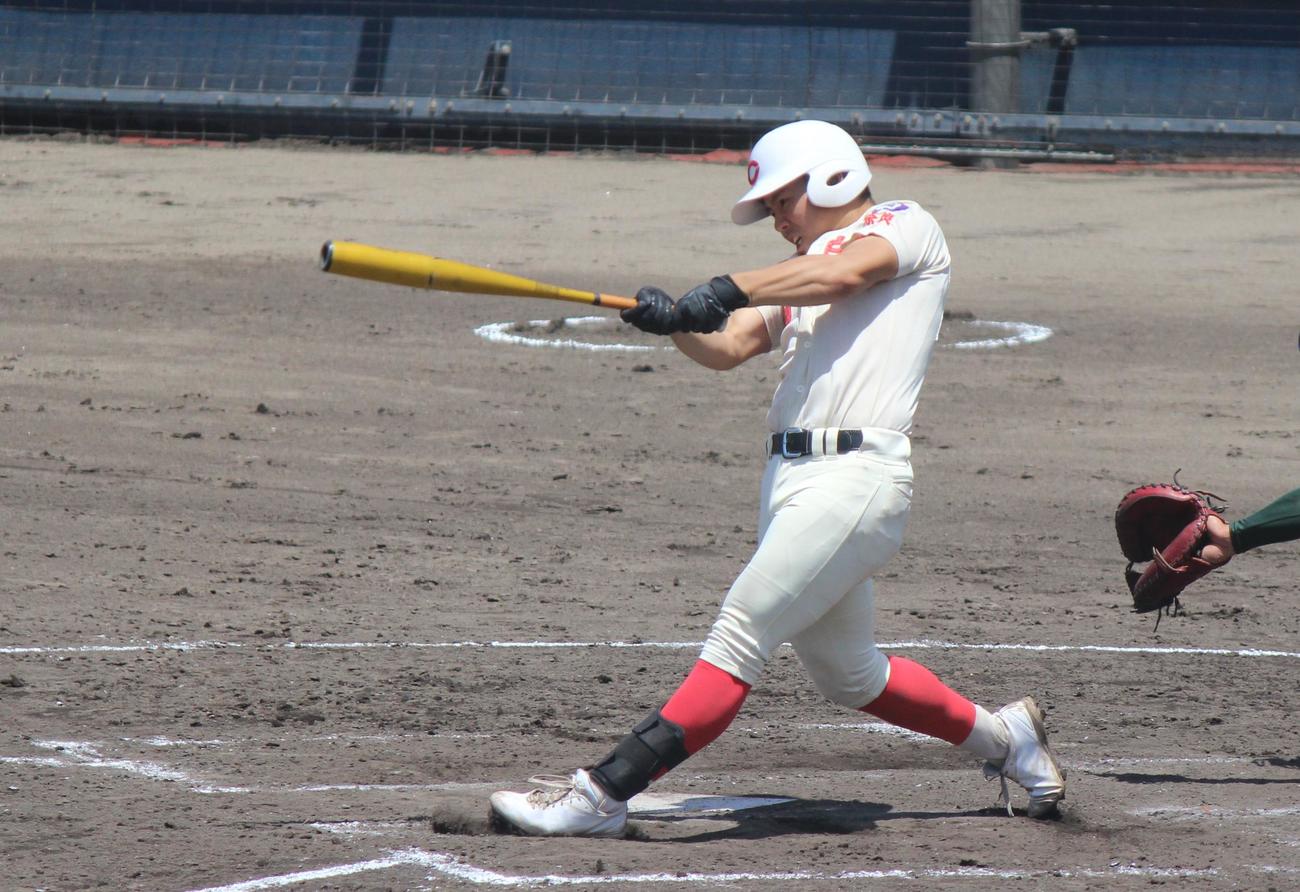 市和歌山対智弁学園　5回1死満塁で勝ち越し左前打を放つ智弁学園・山崎（撮影・柏原誠