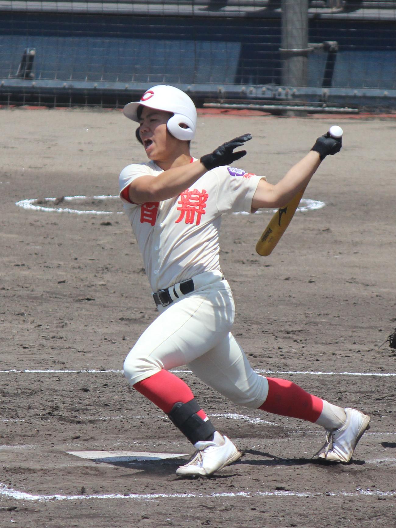 市和歌山対智弁学園　5回1死満塁で勝ち越し左前打を放つ智弁学園・山崎（撮影・柏原誠