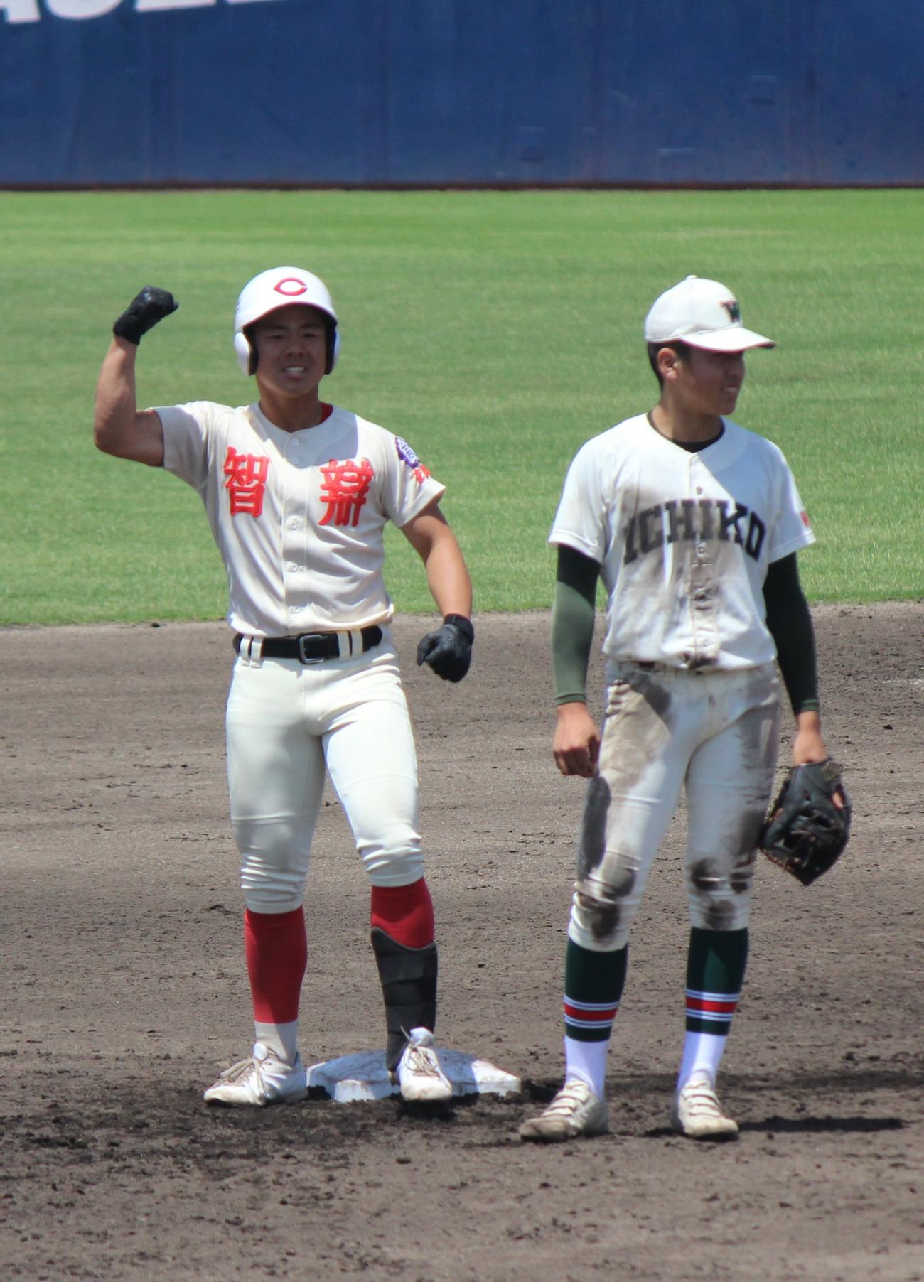 市和歌山対智弁学園　5回1死満塁で勝ち越し左前打を放ちガッツポーズの智弁学園・山崎（撮影・柏原誠）