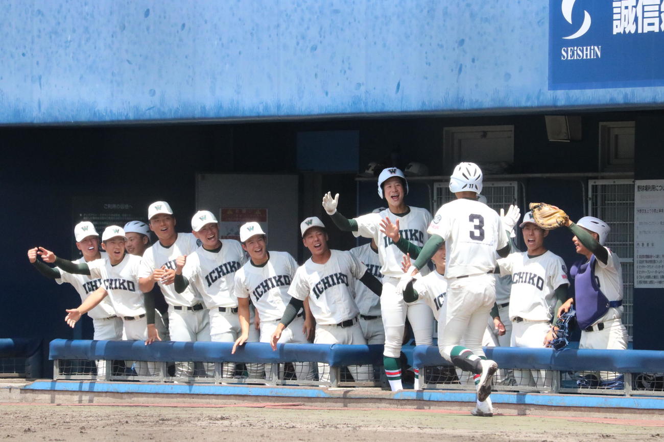 市和歌山対智弁学園　5回表無死、市和歌山の大江陸斗内野手（3年）が本塁打を放ち、ベンチでハイタッチする（撮影・林亮佑）＝2023年6月3日、大阪シティ信用金庫スタジアム