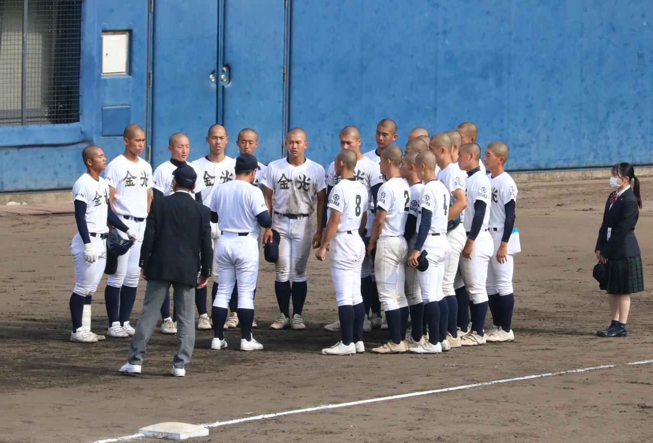 智弁学園対金光大阪　金光大阪は決勝で敗戦直後、グラウンドでミーティングを行う（撮影・林亮佑）＝2023年6月4日、大阪シティ信用金庫スタジアム