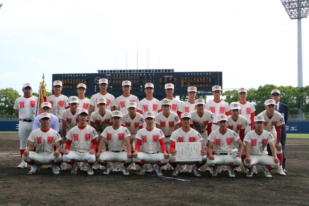 智弁学園対金光大阪　春季近畿大会を制した智弁学園ナインは集合写真におさまる（撮影・林亮佑）＝2023年6月4日、大阪シティ信用金庫スタジアム